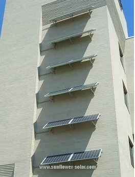 a set of photovoltaic panels mounted on the south wall of a college classroom building un ensemble de panneaux photovoltaïques montés sur le mur sud d'un bâtiment de la salle de classe d'un collège