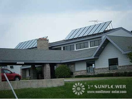 un ensemble de capteurs de chauffe-eau solaires sur le toit d'un motel