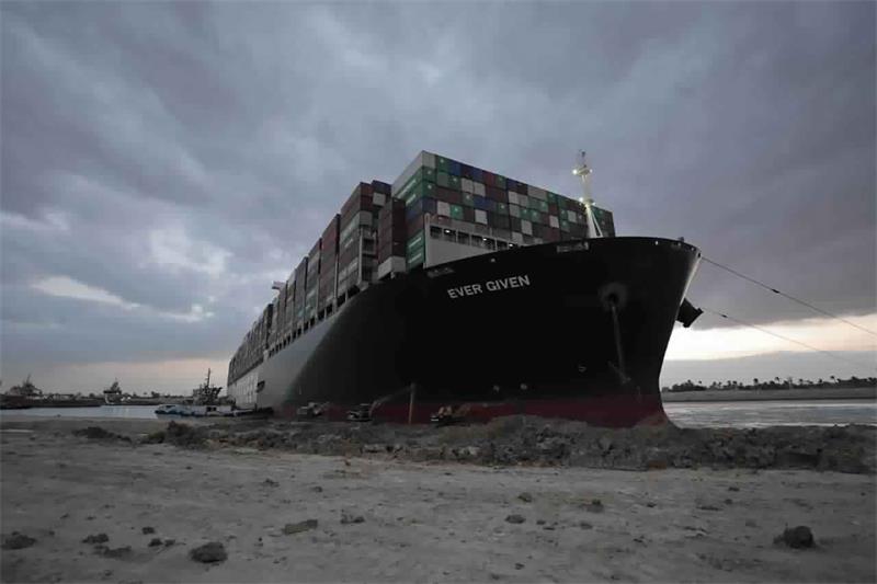 Comment le cargo du canal de Suez sort des difficultés