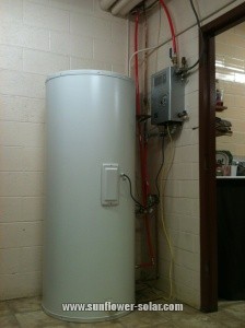 Vue d'ensemble du r&eacute;servoir d'eau en deux parties et du poste de travail pour syst&egrave;me de chauffage &agrave; capteur solaire