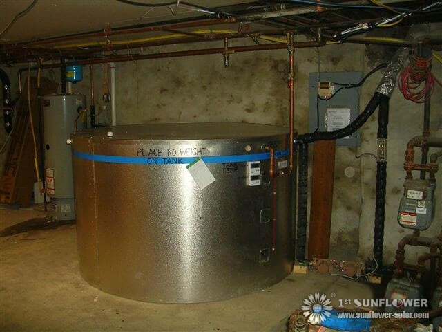 Installation de r&eacute;servoirs de plomberie et de stockage pour syst&egrave;me de chauffage solaire (2)